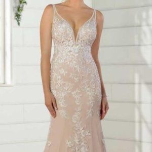 Wedding Dress (Never Worn!)